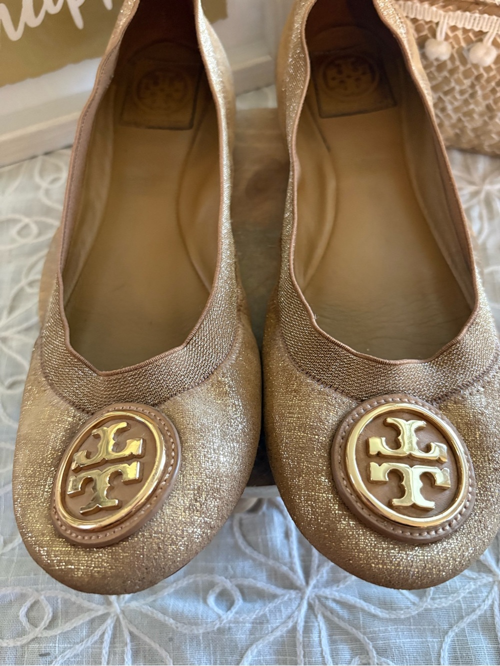 Tory Burch Gold Metallic Leather Ballet Flats Logo Medallion 9.5M - Picture 2 of 10